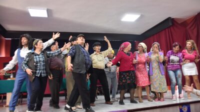 İzmir'in Seferihisar ilçesi Ürkmez Mahallesi'nde kurulan kadın tiyatrosunun üyeleri, sahne