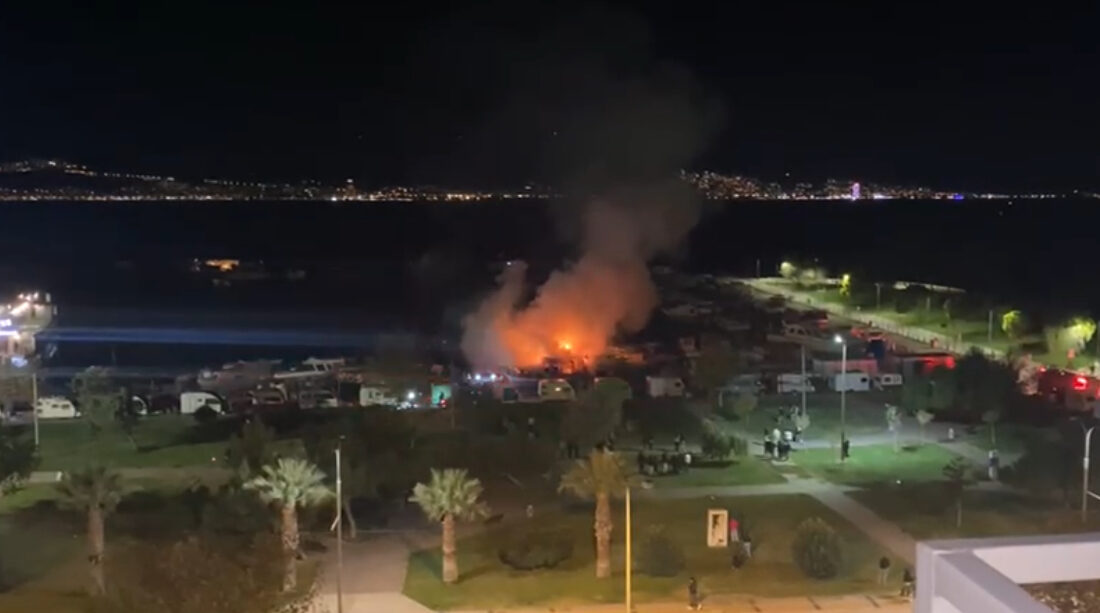 İzmir'in Karşıyaka ilçesinde, balıkçı barınağında karada duran ve tadilatta olduğu