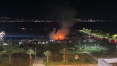 İzmir'in Karşıyaka ilçesinde, balıkçı barınağında karada duran ve tadilatta olduğu