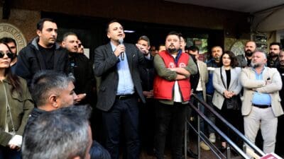 Bornova Belediyesi’nde maaş görüşmelerinin tıkanmasıyla işçiler greve hazırlanıyor. Belediye Başkanı