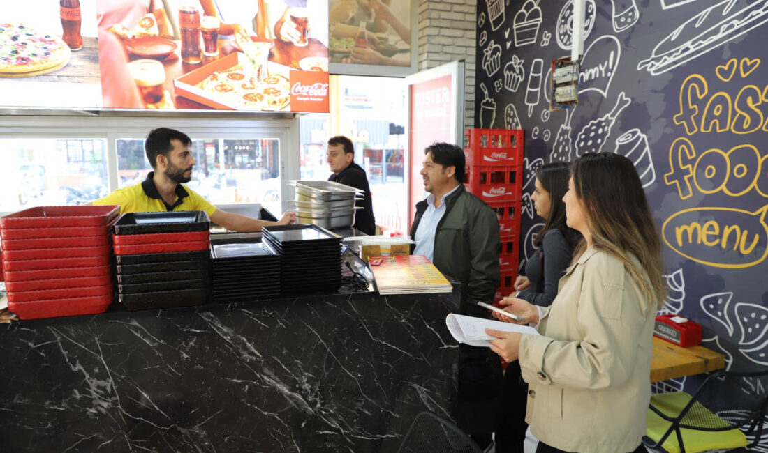 Menderes Belediyesi, esnafları “atmayalım, toplayalım” diyerek atık yağ konusunda bilgilendiriyor.