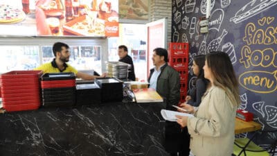 Menderes Belediyesi, esnafları “atmayalım, toplayalım” diyerek atık yağ konusunda bilgilendiriyor.