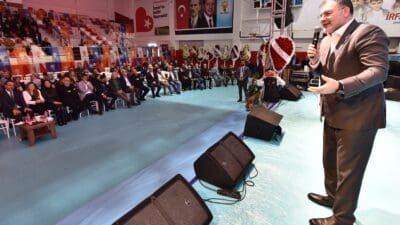 AK Parti Bayraklı Kongresinde konuşan AK Parti İzmir İlBaşaknı Bilal