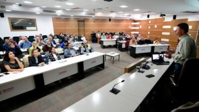 Bornova Belediyesi, kırsal kalkınmayı desteklemek amacıyla “Ana Arı Yetiştiriciliği Eğitimi”ni