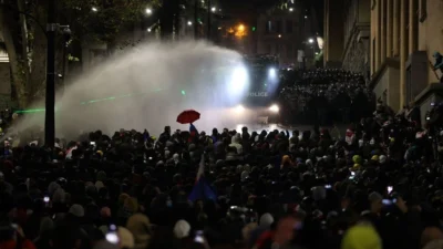 Gürcistan'da hükümet karşı protestolar dinmedi. Avrupa Birliği'ne katılım müzakerelerinin askıya