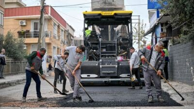 Bornova Belediyesi, ilçenin dört bir yanında yol çalışmaları ve asfalt