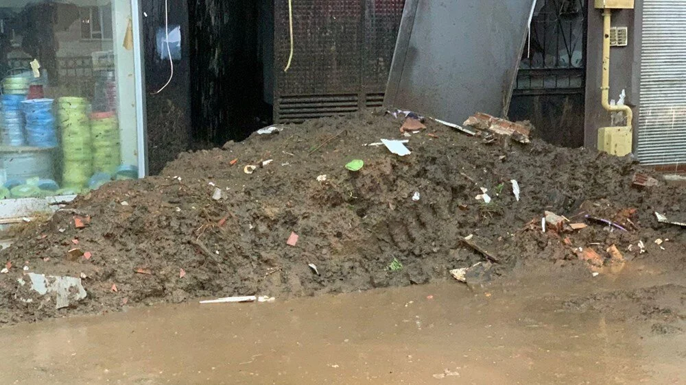 Çayeli'de heyelan: 1 ölü, 3 yaralı - 4