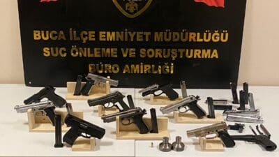 İzmir’de, uyuşturucu ve silah ticareti yapan şüphelilere yönelik düzenlenen operasyonda