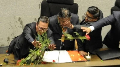 Bolivya'nın eski devlet başkanı Evo Morales destekçisi milletvekilleri, meclis kürsüsüne