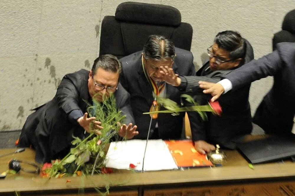 Bolivya'nın eski devlet başkanı Evo Morales destekçisi milletvekilleri, meclis kürsüsüne