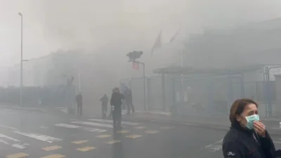 İstanbul'un Esenyurt ilçesinde sağlık malzemeleri üreten bir fabrikada yangın çıktı.