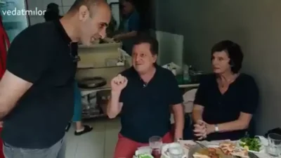 Gastronomi yazarı Vedat Milor, İstanbul’da bir restoranda izinsiz fotoğrafının çekilmesine