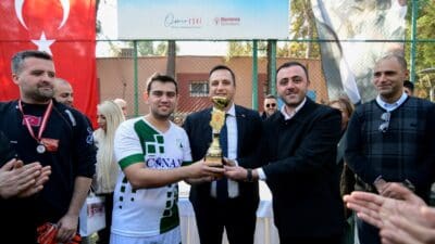 Bornova Belediyesi’nin çalışanlarını bir araya getiren Birimler Arası Futbol Turnuvası,