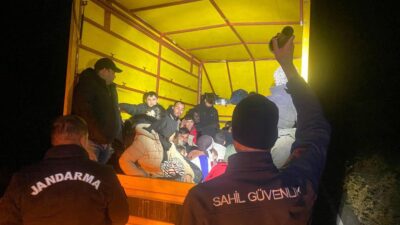 Çeşme ve Dikili ilçelerinde 103 kaçak göçmen ve 1 organizatör