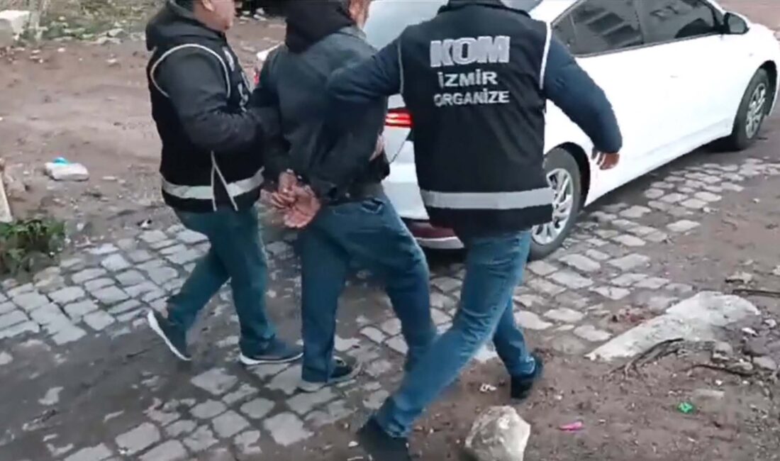 İzmir’in Bergama ilçesinde silah, mühimmat ve uyuşturucu kaçakçılığı yapıp, uyuşturucu