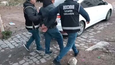 İzmir’in Bergama ilçesinde silah, mühimmat ve uyuşturucu kaçakçılığı yapıp, uyuşturucu