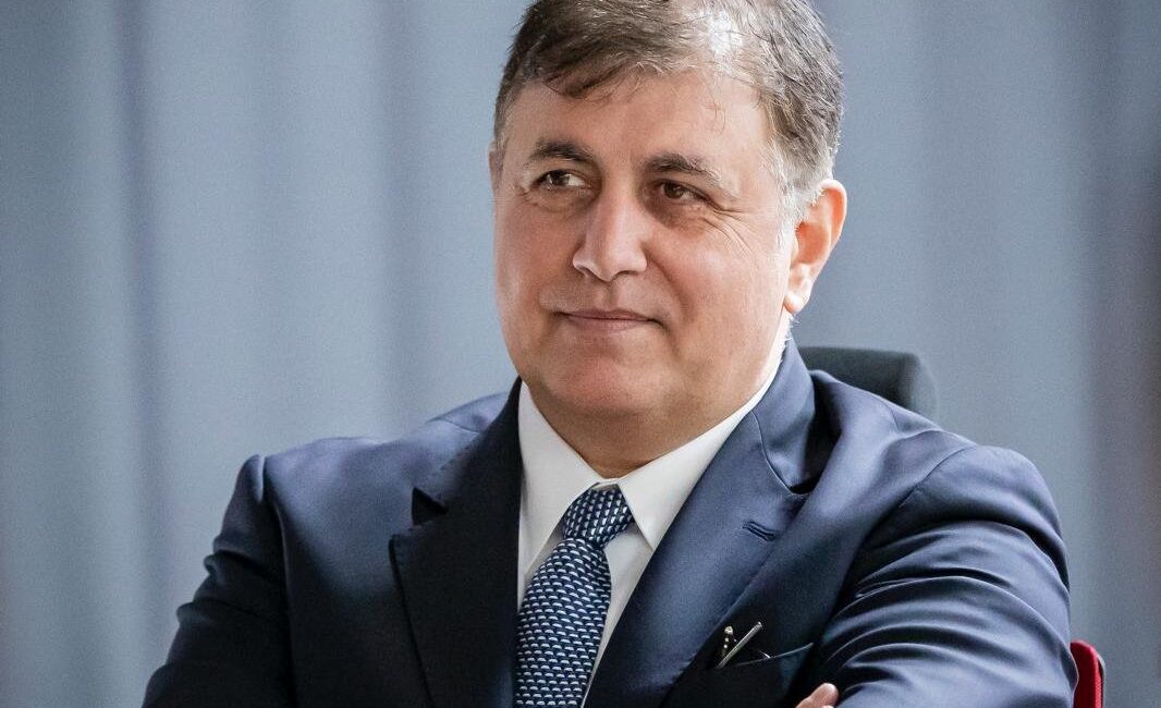 Başkan Tugay’dan Kadın Hakları manifestosu İzmir Büyükşehir Belediye Başkanı Dr. Cemil Tugay, 25 Kasım Kadına