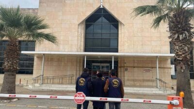 İzmir’in Menderes ilçesinde, kendisini kamu görevlisi, sigortacı olarak tanıtıp kredi