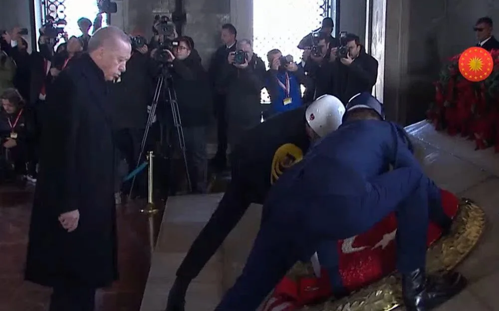 Devlet erkanı Ata'nın huzurunda | Cumhurbaşkanı
Erdoğan: Barışın, huzurun hakim olduğu Türkiye’yi inşa edene kadar durmadan
yürüyeceğiz - 3