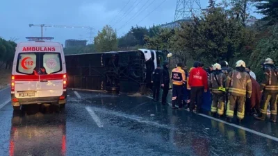 Bayrampaşa Metris Bağlantı Yolu, Otogar Kavşağı'nda yolcu otobüsü devrildi. İlk
