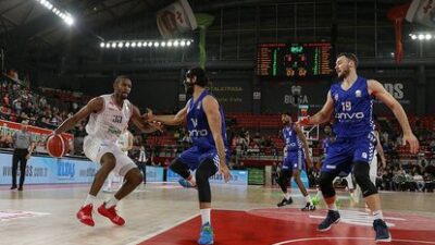 Karşıyaka Basketbol Takımı, ekonomik kriz ve yönetim sıkıntılarına rağmen Büyükçekmece'yi