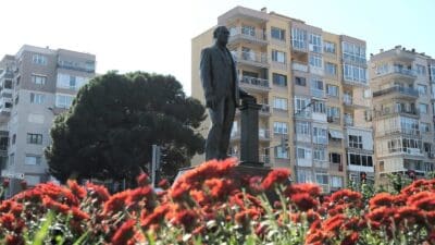 İzmir Büyükşehir Belediyesi, kışı kentin dört bir yanına diktiği çiçeklerle