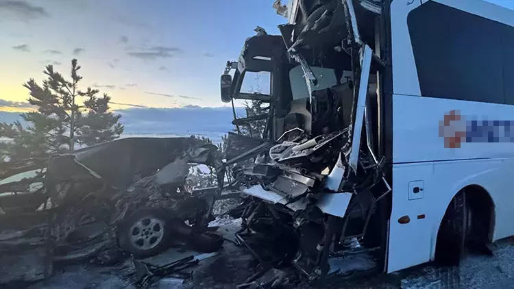 Afyonkarahisar'ın Emirdağ ilçesinde, biri yolcu otobüsü olmak üzere üç aracın