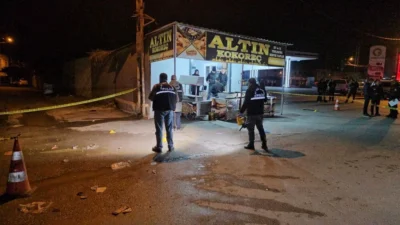 Adana’nın Seyhan ilçesinde gece saatlerinde kokoreç tezgahında yemek yiyen bir