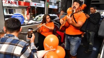 Lösemili Çocuklar Haftası kapsamında LÖSEV’in düzenlediği farkındalık etkinliklerine İzmir Büyükşehir
