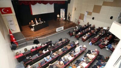 Karşıyaka Belediye Başkanı Yıldız Ünsal, Kent Konseyi tarafından düzenlenen ‘Semtler