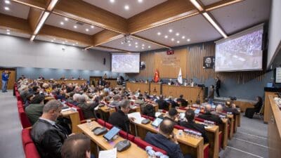 İzmir Büyükşehir Belediyesi’nin meclis toplantısında konuşan Başkan Dr. Cemil Tugay