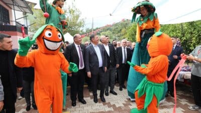 Menderes Belediyesi tarafından Geleneksel Gümüldür Özdere Mandalina Festivali renkli görüntülerle