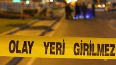 İzmir'in Çeşme ilçesinde B.B., sokakta tartıştığı husumetlilerine tabancayla ateş açtı.