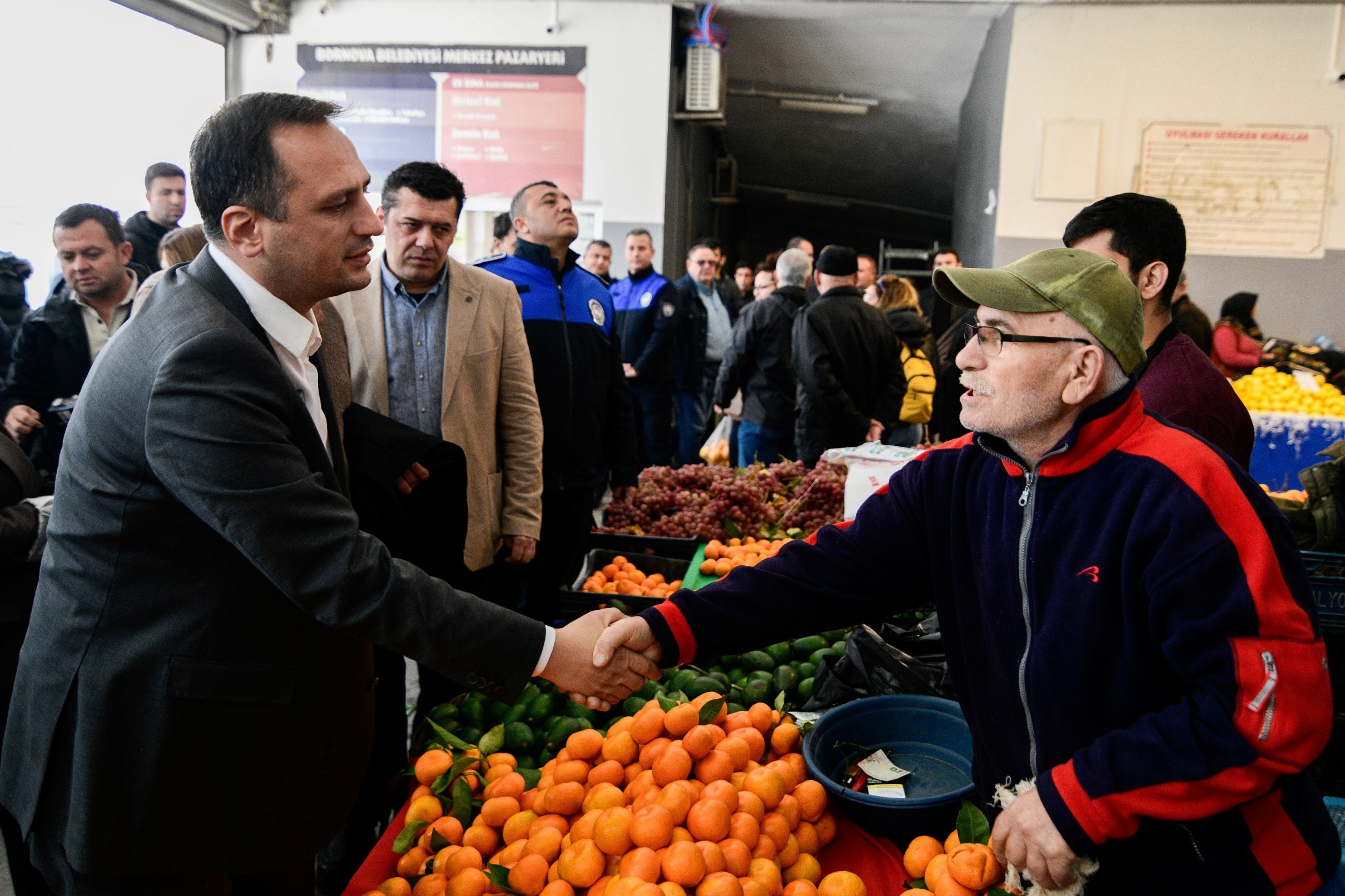 Bornova Belediyesi, ilçedeki pazar yerlerini daha sağlıklı, güvenli ve modern