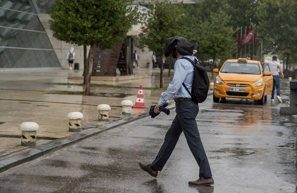 Ülke genelinin parçalı ve çok bulutlu olması beklenirken, yağışların Batı