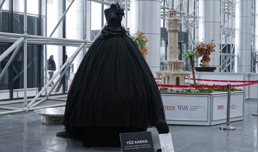 Kadına yönelik şiddete siyah gelinlikli farkındalık İzmir Moda Tasarımcıları Derneği, IF Wedding Fashion İzmir Fuarı kapsamında