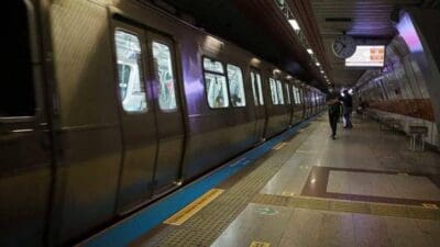 Taksim Metro İstasyonu intihar girişimi olduğu sebebiyle işletmeye kapatıldı.
