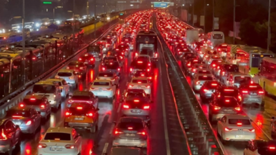 İstanbul'da, kuvvetli yağışın etkisiyle ana arterlerde ve ara yollarda trafik