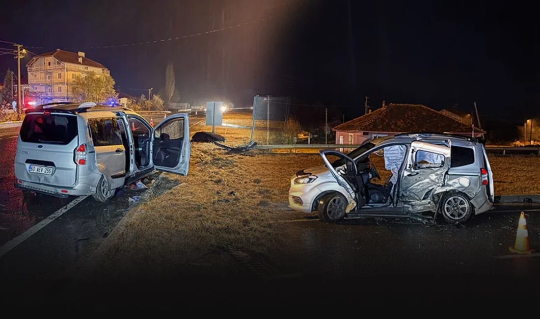 Uşak'ın Banaz ilçesinde otomobil ve hafif ticari aracın çarpışması sonucu