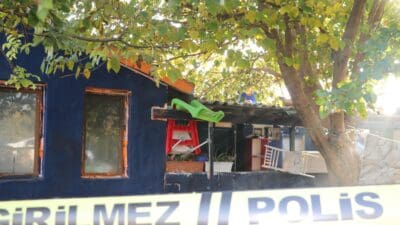 İzmir’in Selçuk ilçesinde anneleri Melisa Akcan’ın kapıyı üzerlerine kilitleyip hurda