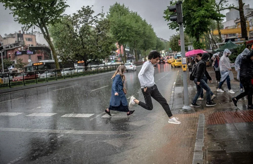Balkanlardan gelen soğuk ve yağışlı hava dalgası yurda ulaştı. Bugün
