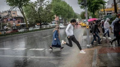 Balkanlardan gelen soğuk ve yağışlı hava dalgası yurda ulaştı. Bugün
