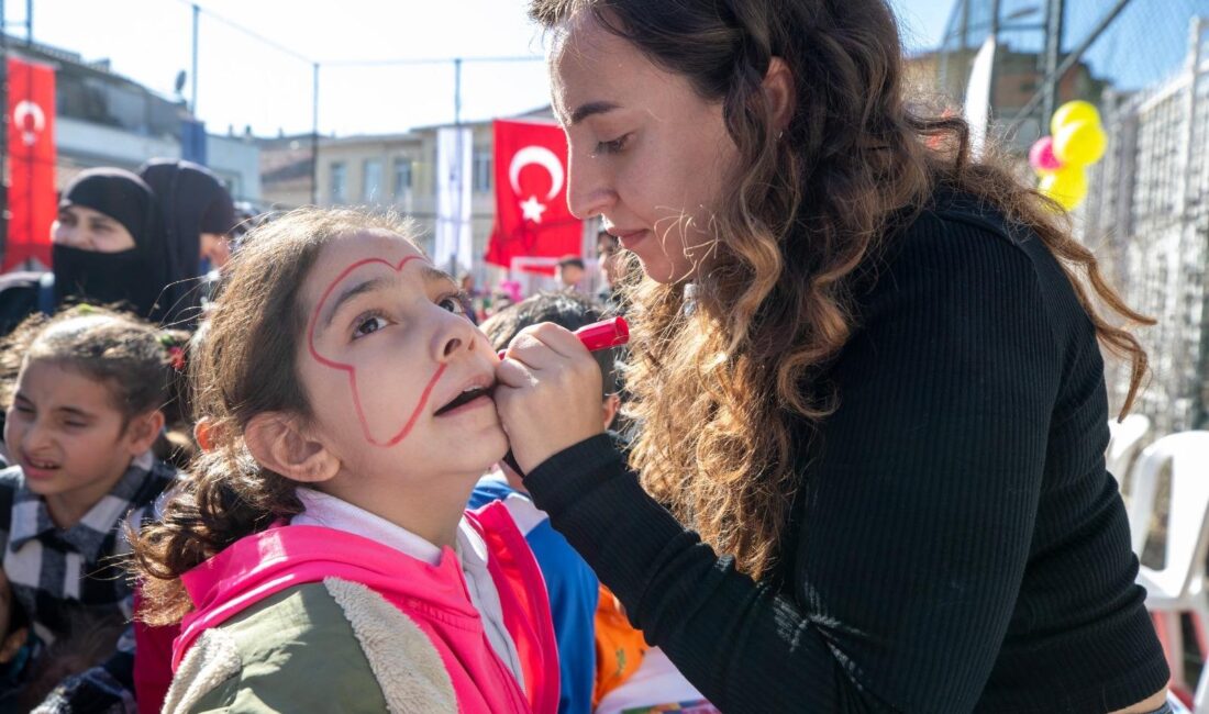İzmir Büyükşehir Belediyesi, kentin dezavantajlı mahallelerinde düzenlediği çocuk şenliklerine Basmane