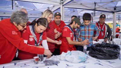 İzmir Büyükşehir Belediyesi’nin Buca Belenbaşı’ndaki zeytinlik alanında düzenlenen etkinlikte, engelli