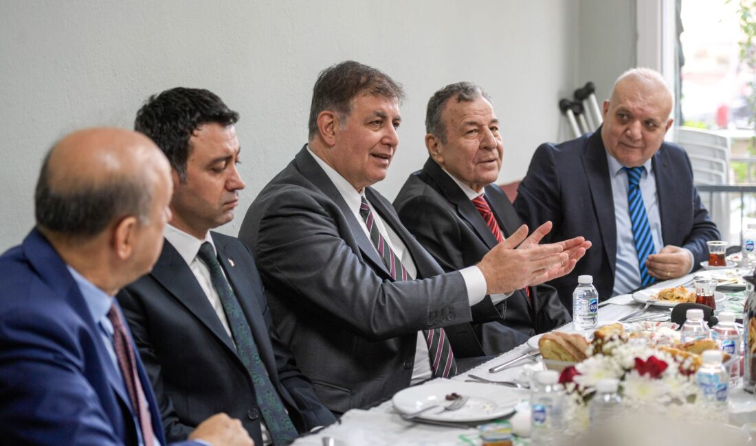 Bayraklı Kulalılar Sosyal Yardımlaşma Dayanışma ve Kültür Derneği'ni ziyaret eden