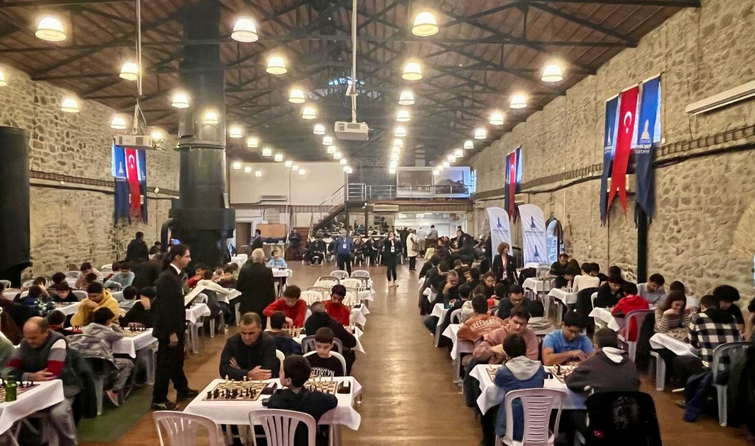 İzmir Büyükşehir Belediyesi’nin organize ettiği Geleneksel Satranç Turnuvası’nda dereceye giren