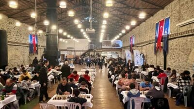 İzmir Büyükşehir Belediyesi’nin organize ettiği Geleneksel Satranç Turnuvası’nda dereceye giren