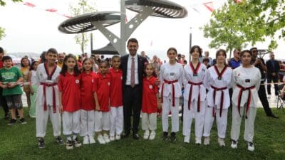 Bayraklı Belediyesinin bu yıl 16 branşta açtığı kış spor okulları,