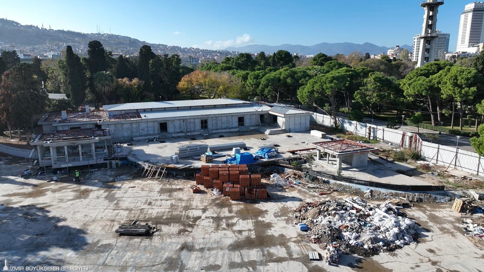 İzmir Büyükşehir Belediyesi, kent belleğinde önemli yeri olan Kültürpark’taki Göl