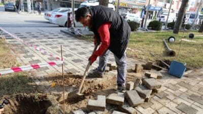 Menderes Belediyesi parklarda elektrik tesisatı yenileme çalışması başlattı. Ay Yıldız